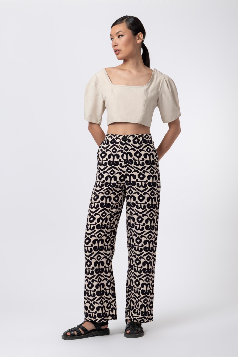 ΜΠΛΟΥΖΑ CROP ΜΕ ΦΟΥΣΚΩΤΑ ΜΑΝΙΚΙΑ ZOE BLACK
